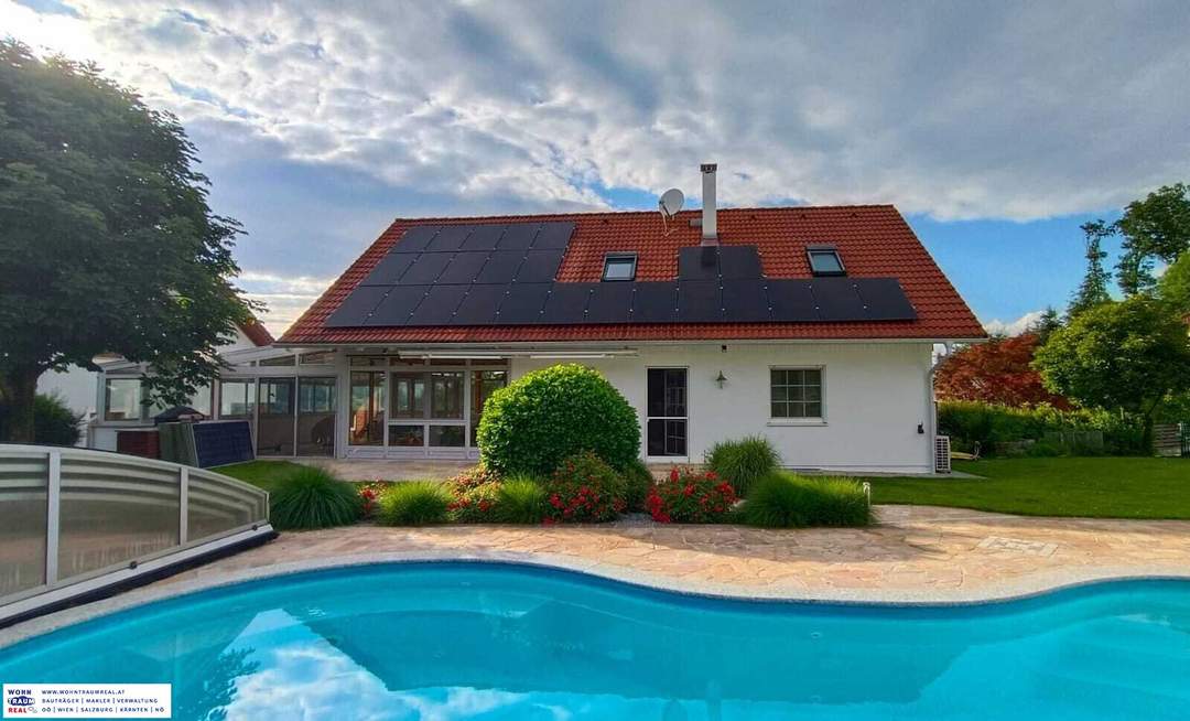 Luxusvilla mit großzügigem Garten, Pool und 3 Garagen in idyllischer Lage!