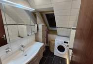 SCHÖNE, ZENTRALE DACHGESCHOSSWOHNUNG MIT SÜDBALKON