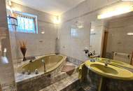 Wohnhaus mit 2.200m² großem Grundstück, Halle und Garagen