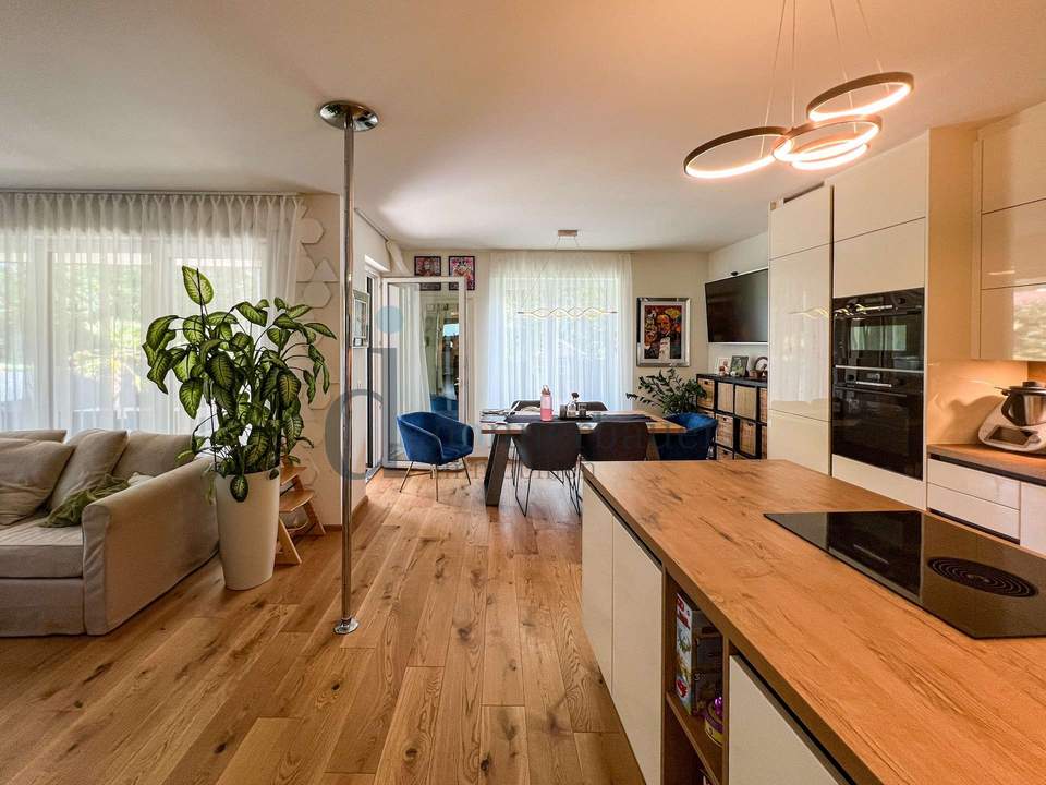 3-Zimmer-Wohnung mit großem Garten, Carport und Whirlpool!