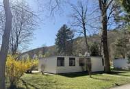 Wohnen im privaten Naturparadies: Modernisierter Bungalow im Schlosspark Seebenstein