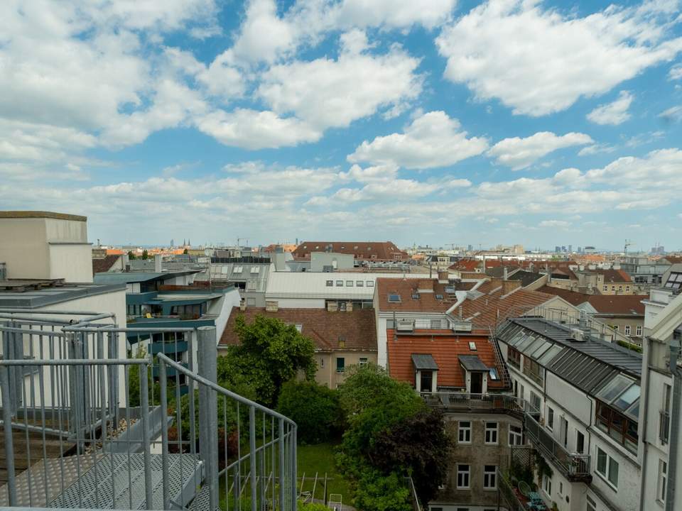 Dachgeschoßwohnung 96m² mit 2 Terrassen, Klimaanlage &amp; Einbauküche in 1150 Wien!