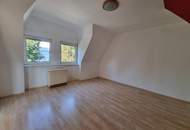 HELLE DACHGESCHOSSWOHNUNG MIT GARTENMITBENÜTZUNG