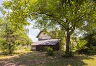 Verwunschenes Wohnhaus versteckt in großem Gartengrundstück