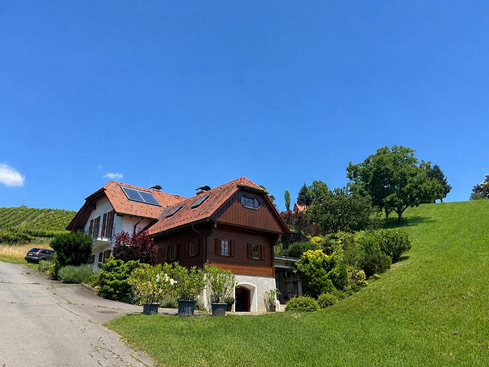 Wunderschön ausgebautes ehemaliges Kellerstöckl mit über 3.200 m² Grund und tollem Gewölbekeller!