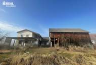 Teilsaniertes Einfamilienhaus mit großzügigem Nebengebäude