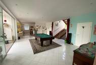 "Gediegene Villa, große Wohnfläche, viele Garagenplätze"