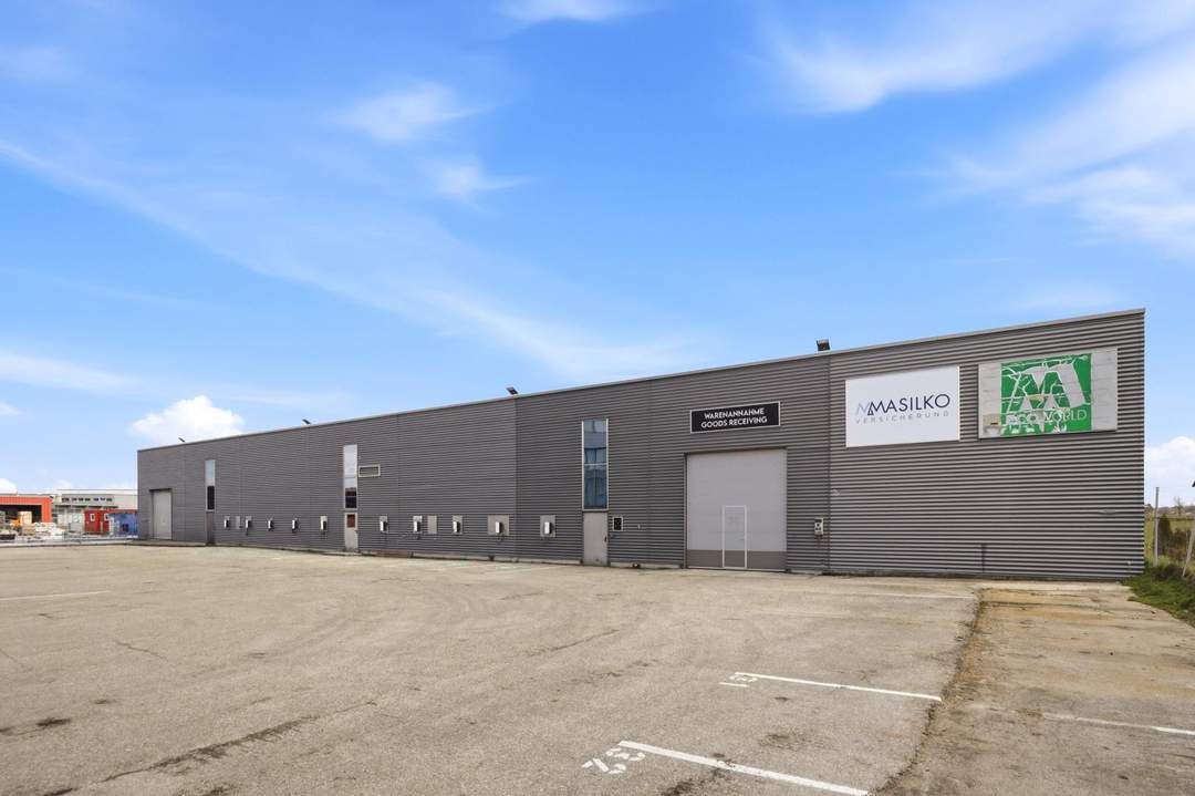 Lagerhalle mit Büroeinheit