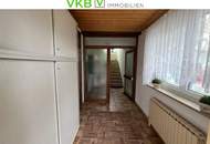 „Drei Wohnungen – ein Zuhause: Großzügiges Mehrfamilienhaus mit Pool, Sauna & Fernblick“