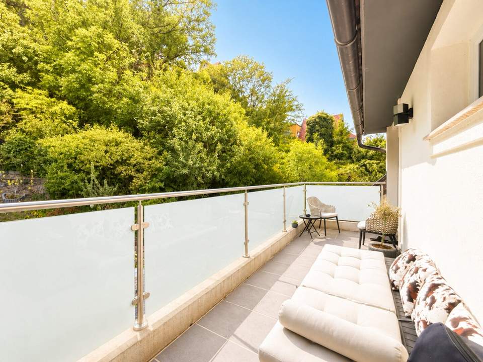 EXKLUSIVES WOHNEN IM GRÜNEN: traumhafter Blick I großzügiger Balkon I moderne &amp; hochwertige Einbauküche I Fußbodenheizung &amp; Raffstores