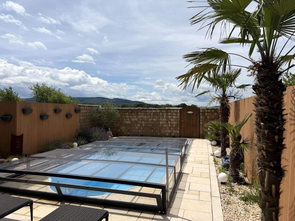 Exklusive Wohneinheit im Eckreihenhaus mit Luxusgarten & Pool // Exclusive unit in a corner townhouse with a luxurious garden and pool //