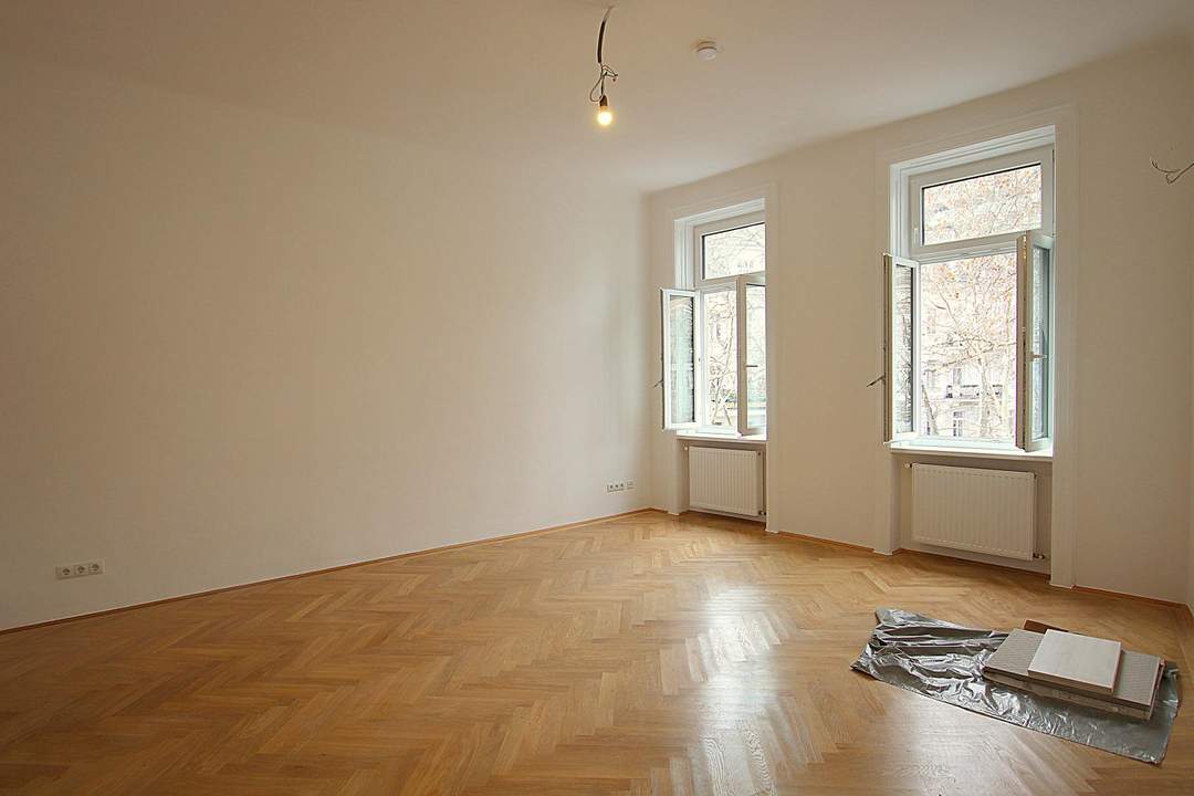 Erstbezug nach Sanierung: helle Altbau - Wohnung im 2. Liftstock mit schönem Ausblick. Bestlage bei U4 Friedensbrücke - Donaukanal ums Eck