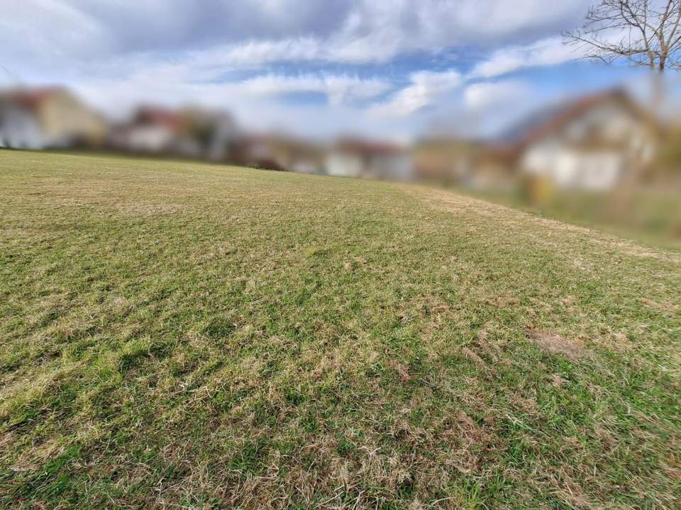 Sonniges Grundstück in Top Lage verfügbar