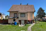 Sonniges großes Grundstück mit sanierungsbedürftigem Haus