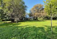 Ca. 3000 m² weitläufiges und stilvoll gestaltetes Gartenareal mit Terrassen, Pavillon und exklusiven Rückzugsbereichen – ideale Kulisse für Events, Kundentermine oder Outdoor-Inszenierungen.