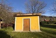 Sanierungsbedürftiges Mehrfamilienhaus mit großem Grundstück und hoher Bebauungsdichte