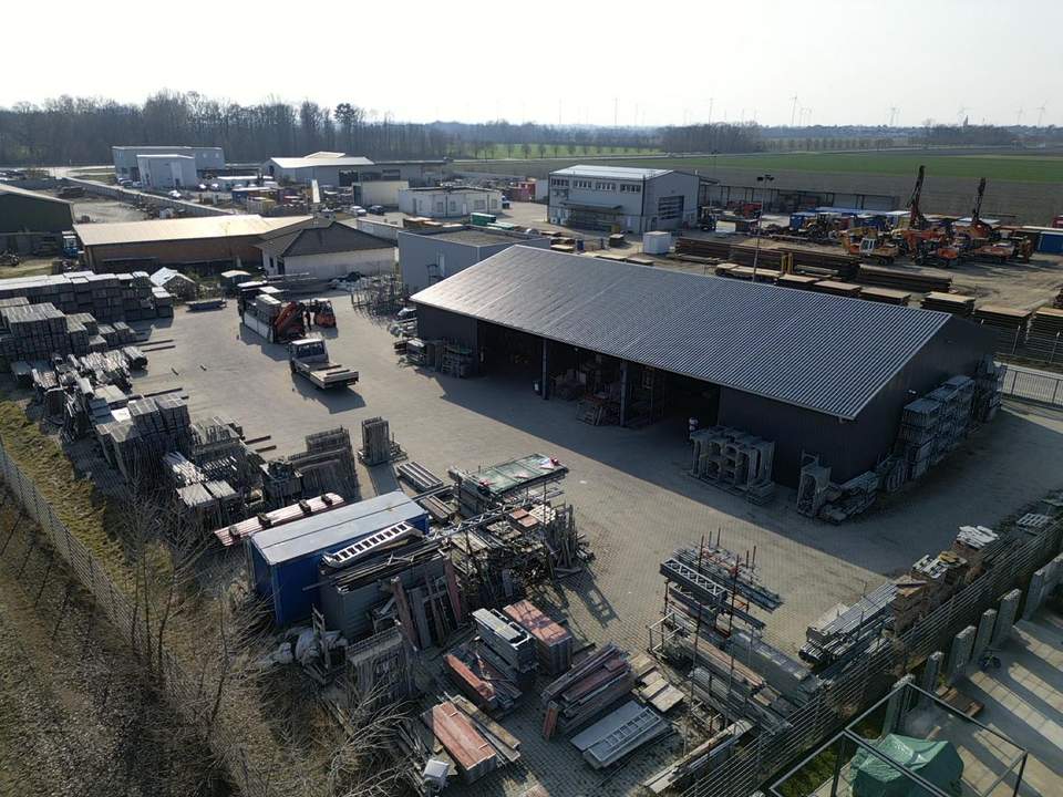 Betriebsgelände mit Halle in Untersiebenbrunn