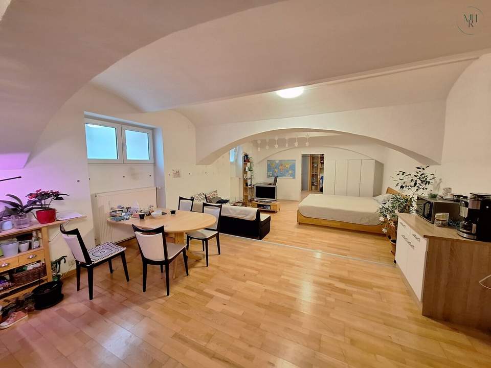 Helle Souterrainfläche mit vorgelagertem Garten