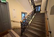 LEERSTEHENDE RENOVIERUNGSBEDÜRFTIGE WOHNUNG IN GEPFLEGTEM ALTBAU! LIFTBENÜTZUNG INKLUSIVE! SCHLAFZIMMER HOFSEITIG!