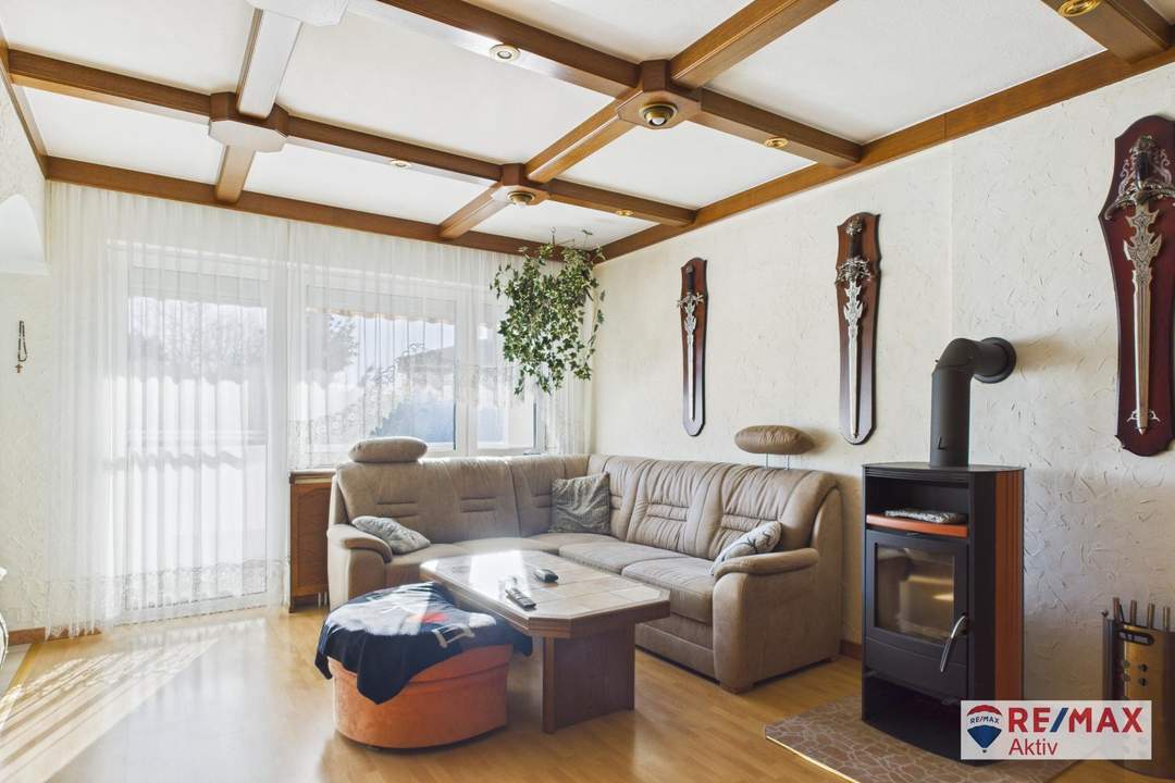 Auvorstadt: Helle 3-Zimmer-Wohnung mit Loggia, Schwedenofen &amp; Parkplatz!