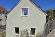 Kleines Markthaus mit Carport und kleinem Garten