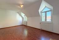 TOP PREIS-LEISTUNG! Geräumige Maisonette. 4 ZIMMER, 2 BÄDER, BALKON. FERNWÄRME!