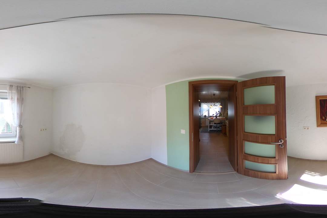 Schmuckes Häuschen mit kleinem Garten und Zufahrt