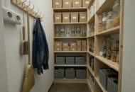 Sanierte Familienwohnung vereint höchsten Wohnkomfort mit einer entspannten Grünlage und herrlichem Ausblick! Freuen Sie sich auf ein durchdachtes, flexibles Raumkonzept – perfekt für modernes Wohnen. Jetzt dank KI-Visualisierung realitätsnah erleben!