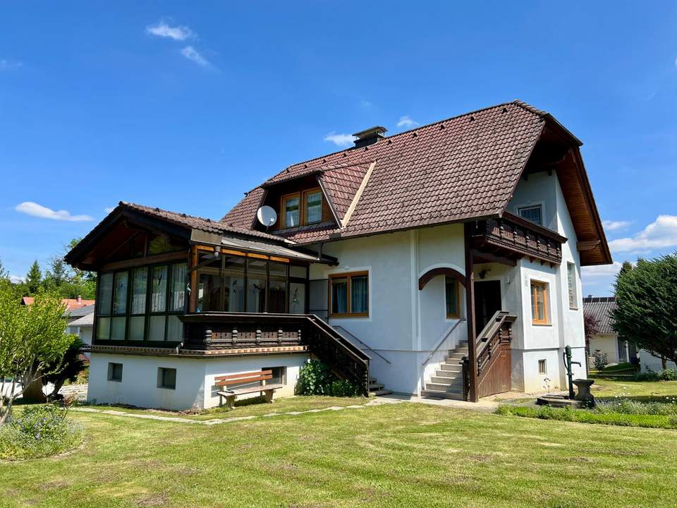 Großzügiges Wohnhaus mit Wintergarten