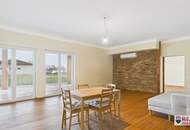 Stilvolle Villa mit gepflegtem Garten und großzügiger Garage