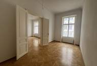 UNBEFRISTET - Repräsentative 9-Zimmer Altbauwohnung mit Balkon und Blick auf das Rathaus – ca. 293 m² in bester Innenstadtlage - auch ideal als Büronutzung