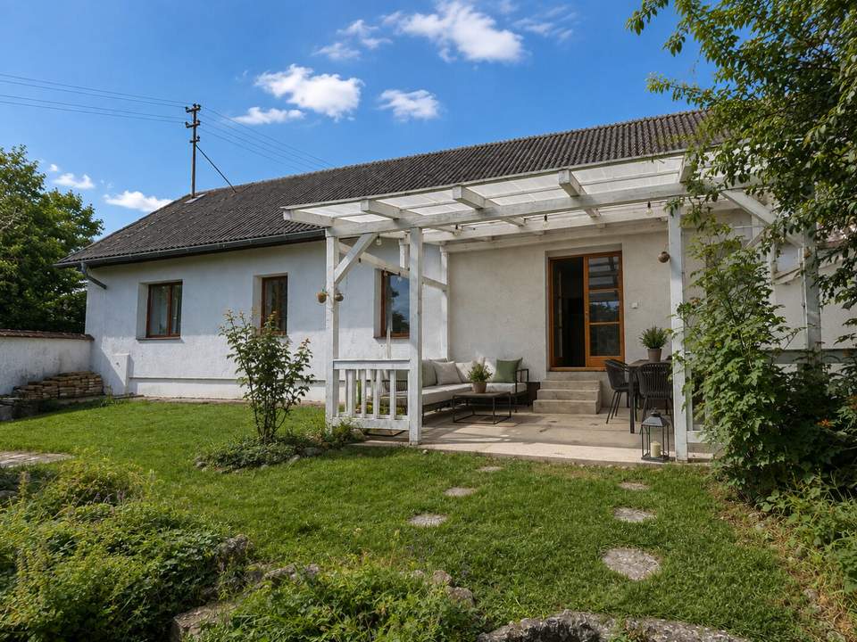 Ferienhaus | uneinsehbarer Innenhof u. überdachte Pergola | romantischer Garten | Schwedenofen | freistehende Badewanne