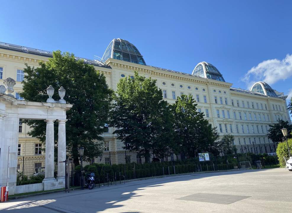 Möbliertes Luxuspenthouse mit Garage und Blick auf die Hofburg