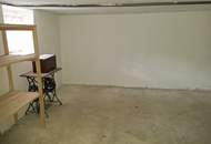 Sanierungsbedürftiges Einfamilienhaus mit diversen Nebenräumen!