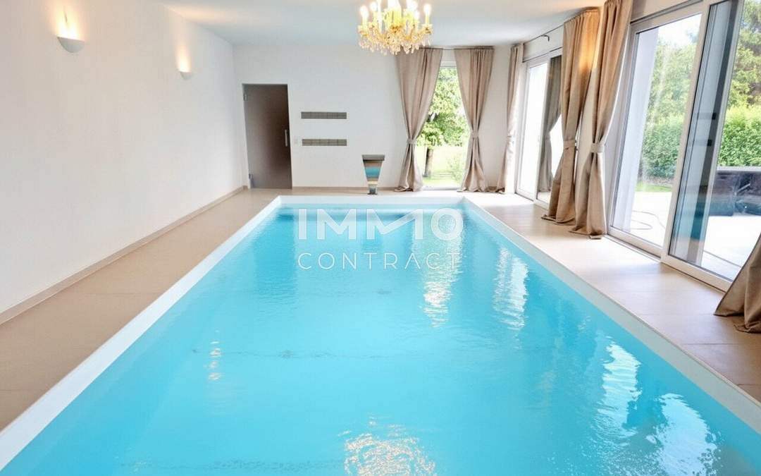 Zeitlose Architektur trifft Großzügigkeit - Designvilla mit Indoor-Pool und Einliegeroption