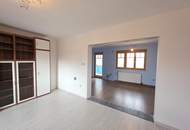 Gediegenes Stockhaus in grüner Umgebung