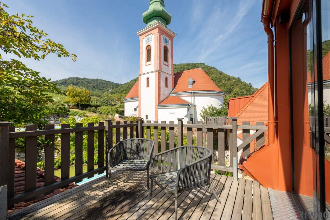 Luxus-Dachgeschoss 186,02 m² mit Terrasse, Designer-Inselküche & Spa-Bad – Weinbergblick + Poolnutzung - Voll möbliert