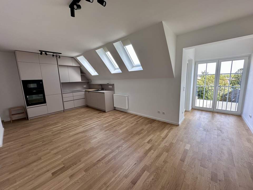 Erstbezug nach Sanierung! 2-Zimmer-Dachgeschosswohnung mit Terrasse, Balkon, Lift und Stellplatz!