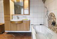 Wohnhaus mit 2 Einheiten, großer 2-stöckiger Garage und gemütlichem Garten