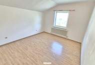Bad Aussee: Ein,- Zweifamilienhaus mit 2 Balkonen, Terrasse, 3 Garagen, Gartenhütte