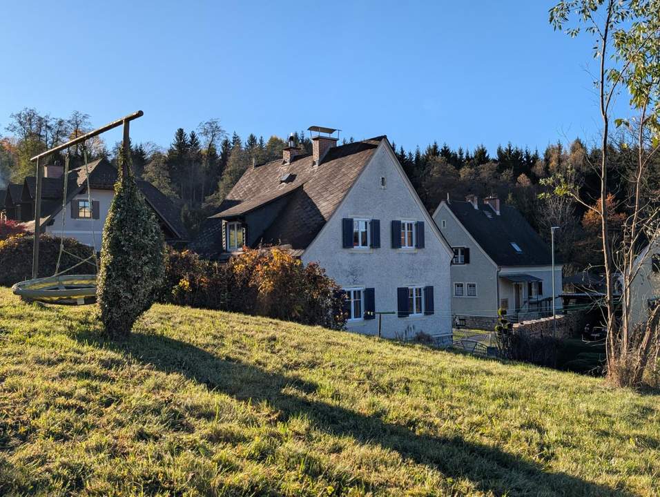 Liebevoll saniertes Einfamilienhaus in Ruhelage m. Doppelgarage - wartet auf Ihren Einzug