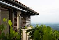 Italienischer Flair am Kulm – ästhetisches Eck-Toskana-Haus mit unverbaubarer Fernsicht in absoluter Ruhelage mit Ganztagssonne.