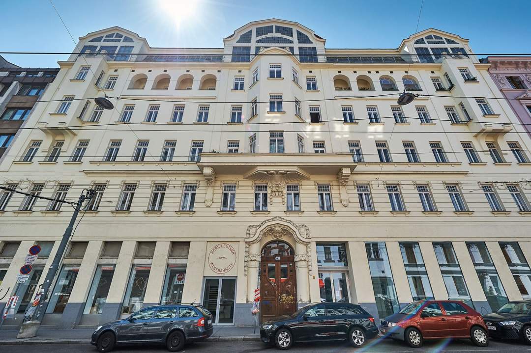 GESCHÄFTLOKAL/BÜRO in der WESTBAHNSTRASSE im Schottenfelder Hof! Direkter Zugang von der Straße und große Fensterflächen!