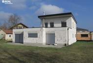 Modernes Einfamilienhaus mit Garage, Garten und großzügigem Nebengebäude