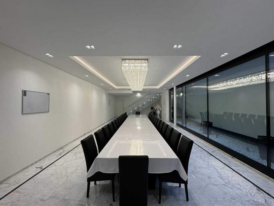 Repräsentativer Meeting- und Konferenzraum zu mieten!