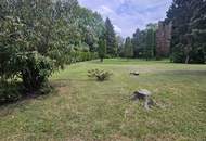 Bad Vöslau, parkähnlicher Grund mit kleinem Wohnhaus
