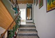 Zwei Häuser, ein Grundstück: Ihr neues Zuhause mit laufenden Mieteinnahmen