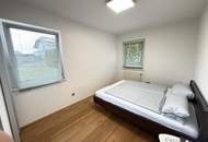 Bungalow mit großzügigem Nebengebäude, Terrasse und nachhaltiger Heiztechnik