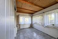 Sofort verfügbares Wohnhaus mit Garage und Nebengebäuden