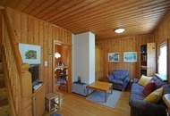Baugrundstück in ruhiger, naturnaher Lage mit gepflegtem Holzhaus